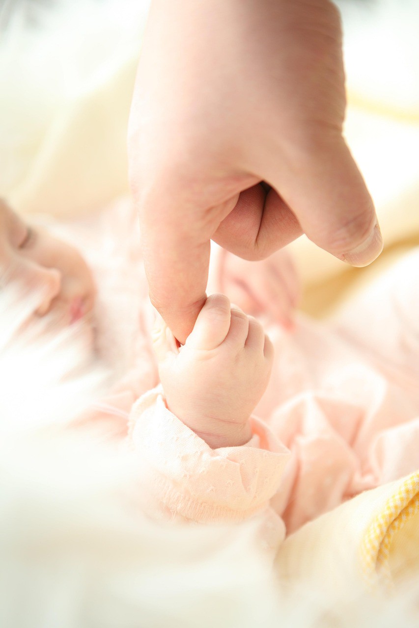 5 warning signs your newborn's feeding trouble might be linked to screen time