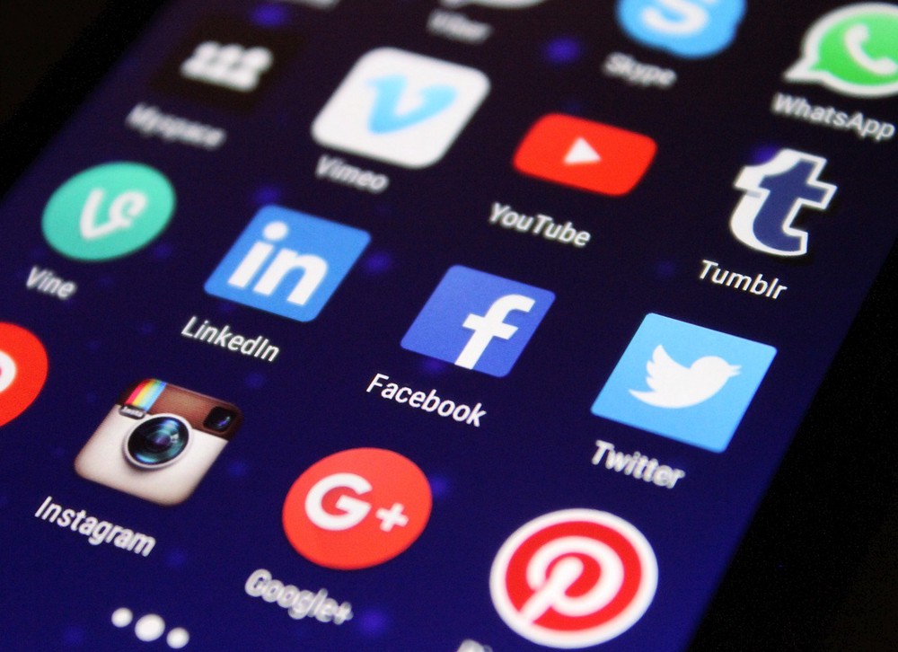 3 morning foods that may increase social media anxiety, experts say