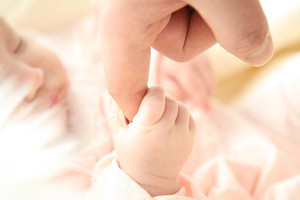 5 warning signs your newborn's feeding trouble might be linked to screen time