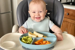 Wellness checklists: foods, textures, and portion sizes by baby's age