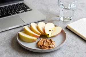 Your Afternoon Snack and Stress: How Dietitians Suggest You Refuel