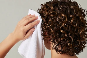 common mistakes that make curly hair frizzy and how to fix them