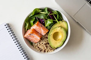 5 Foods to Eat for Lunch to Combat Afternoon Workplace Stress