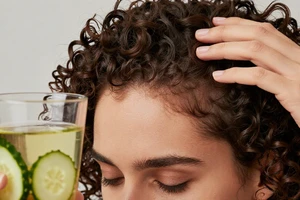 3 drinks that can help soothe scalp irritation for curly hair