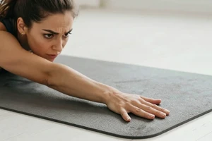 3 warning signs your yoga mat may be causing alignment issues