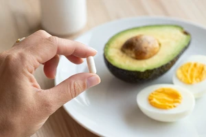 What Dietitians Say About Timing Your Vitamins With Meals