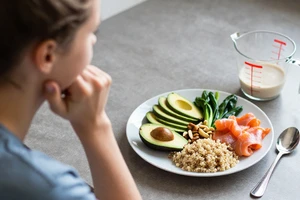 2 Warning Signs You're Overeating Healthy Foods