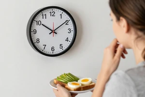 3 Signs Your Breakfast Timing May Be Sabotaging Your Energy