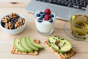 4 Afternoon Snacks That Support Focus and Reduce Screen-Time Stress