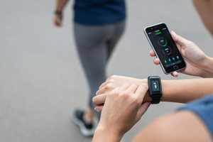 How to track your daily steps for better consistency, according to experts