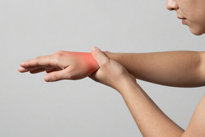 5 Symptoms of Wrist Overuse That Mean You Need to Dial Back Your Workout Frequency