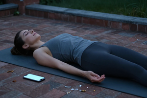 6 daily habits that secretly worsen sleep for yoga practitioners