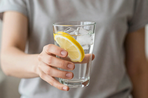 The Practical Guide to Using Water to Manage Sugar Cravings During Weight Loss