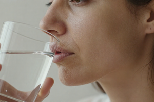3 early signs your dry aging skin needs more water than moisturizer