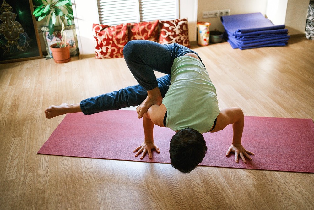 3 warning signs your yoga practice is reinforcing bad desk posture
