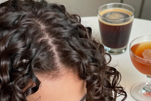 2 drinks that can worsen frizz and scalp itch in curly hair