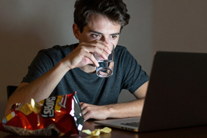 The hydration hack that helps stop stress eating, expert-backed