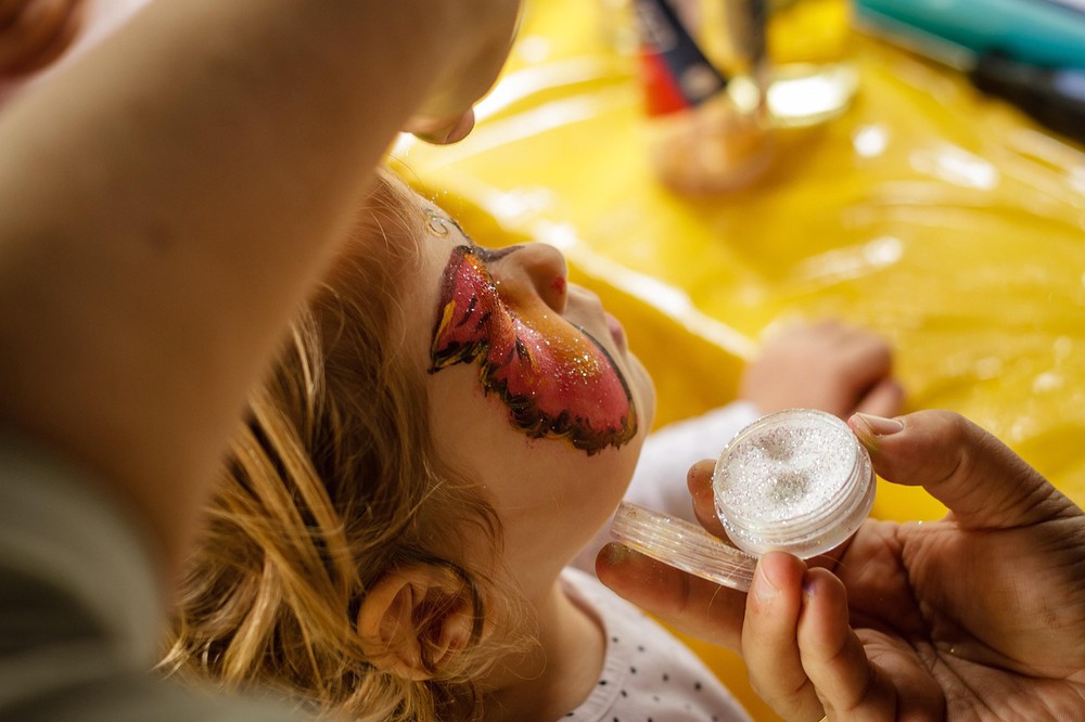 Stop touching your face: 1 mistake that spreads whitehead bacteria