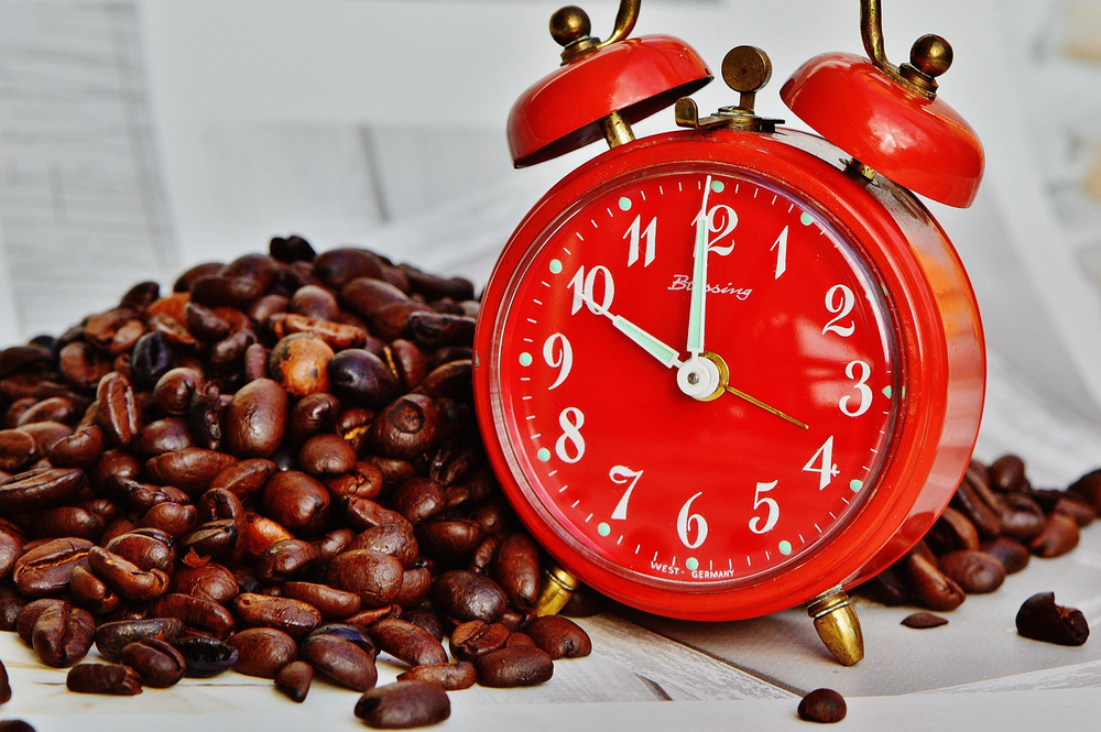 2 daily habits that accidentally reinforce compulsive social media behaviors