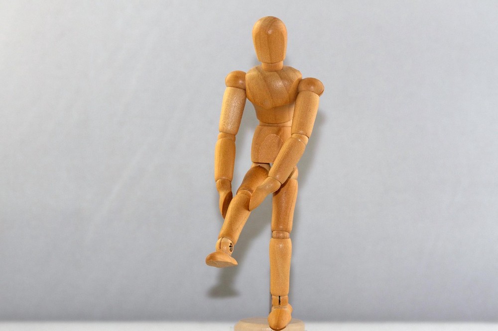 4 Workout Frequency Fixes for Desk Workers With Knee Pain, Per Physiotherapists