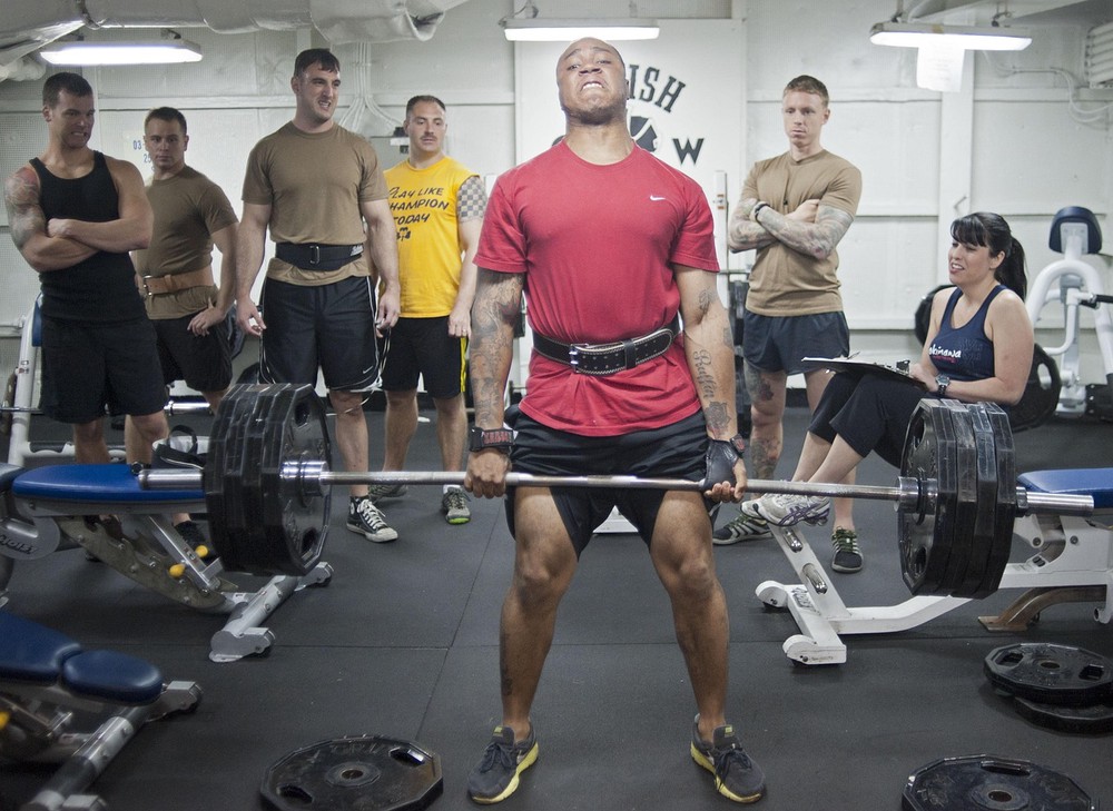 2 beginner weightlifting mistakes that strain your lower back