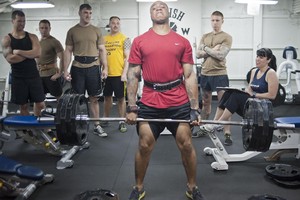 2 beginner weightlifting mistakes that strain your lower back