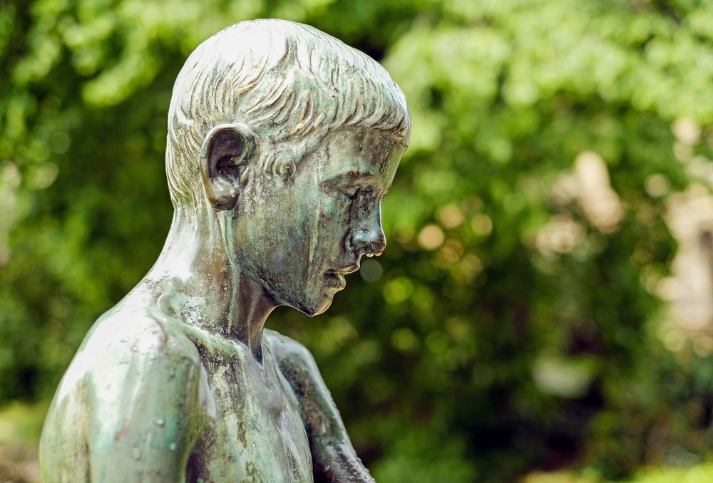 2 daily habits that accidentally amplify grief triggers after dark