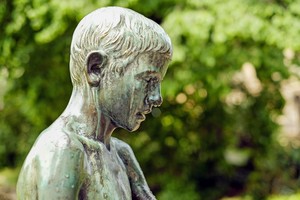 2 daily habits that accidentally amplify grief triggers after dark