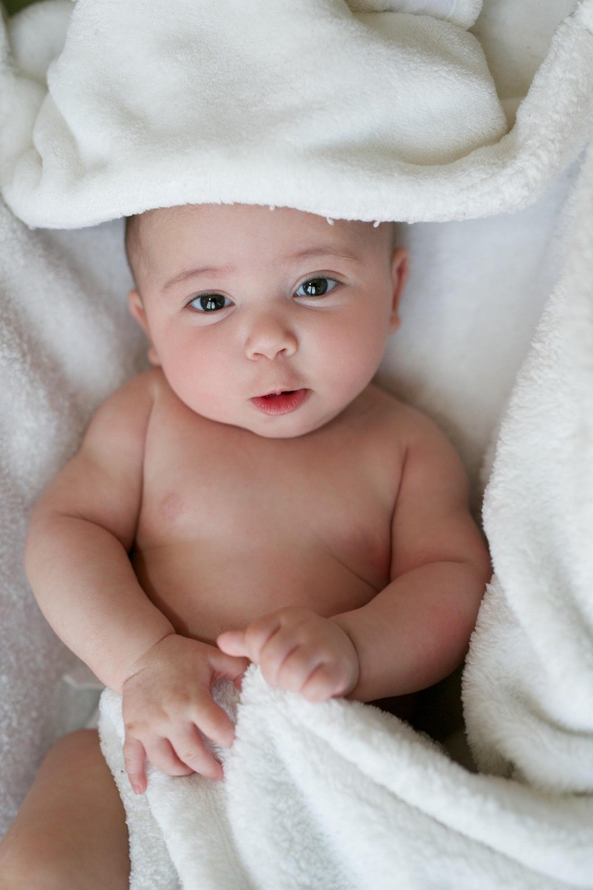 A practical explainer on why hard round foods are the top choking trigger for babies